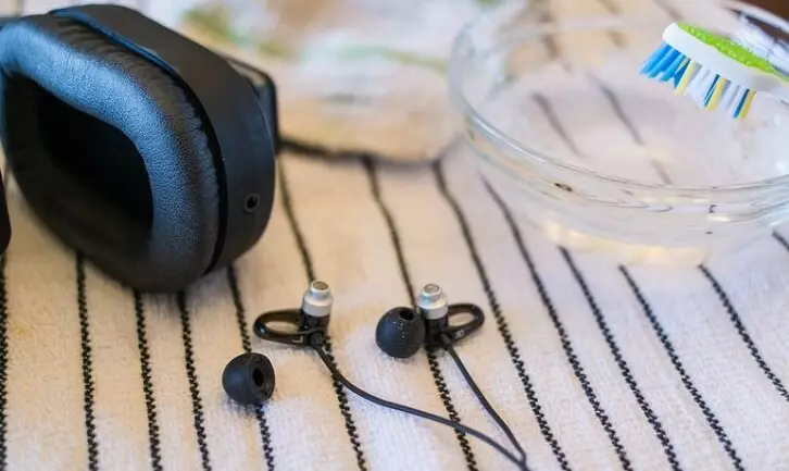Cleaning headphones
