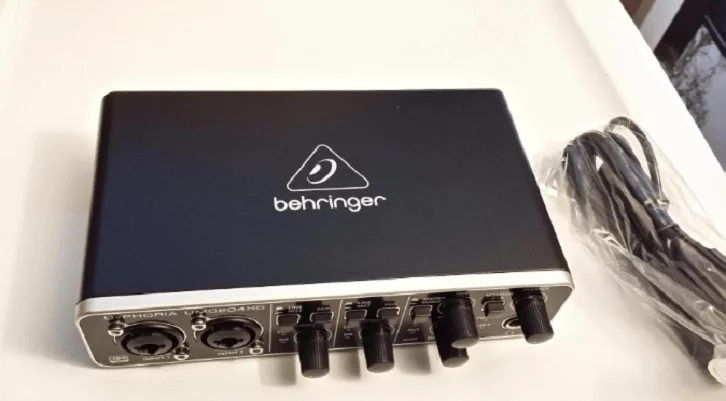 BEHRINGER UMC204HD
