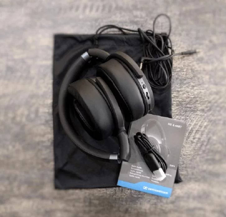 Sennheiser HD 4.40 BT package and accessories