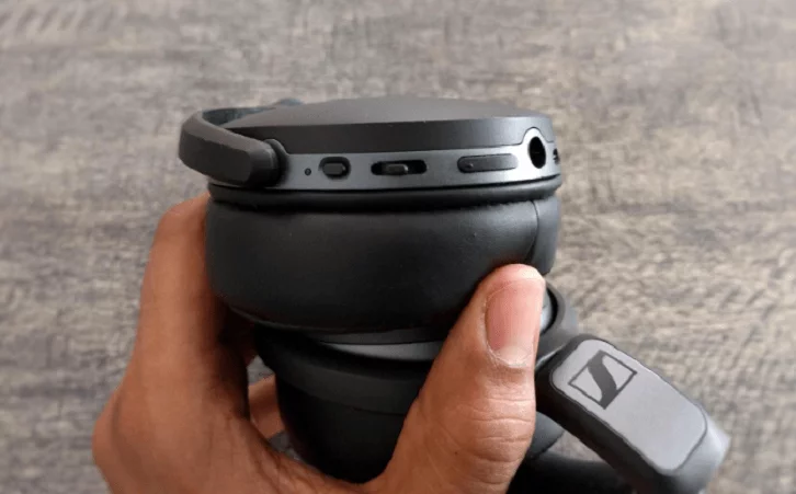 Sennheiser HD 4.40 BT controls are easy to use