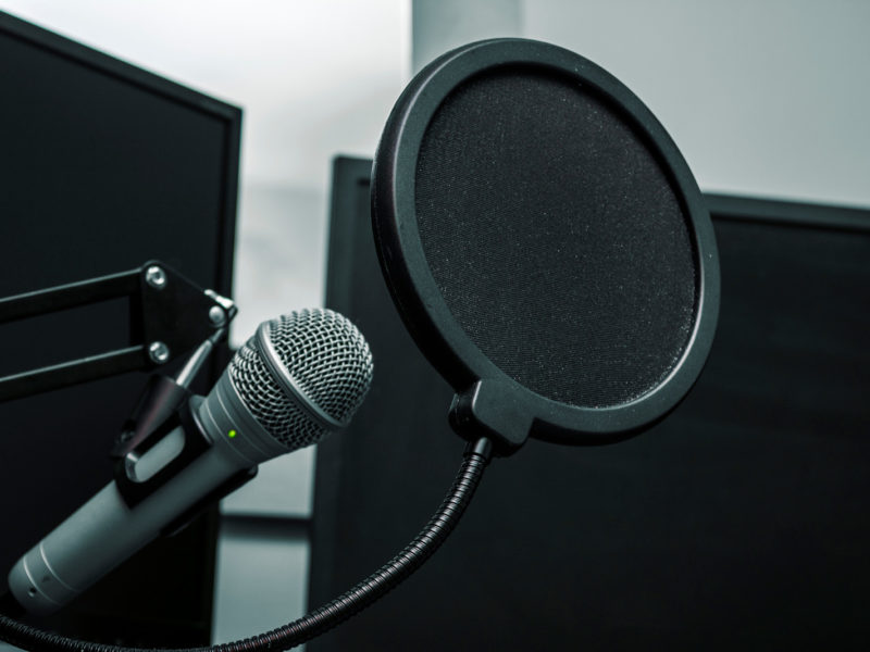 Microphone with a pop filter