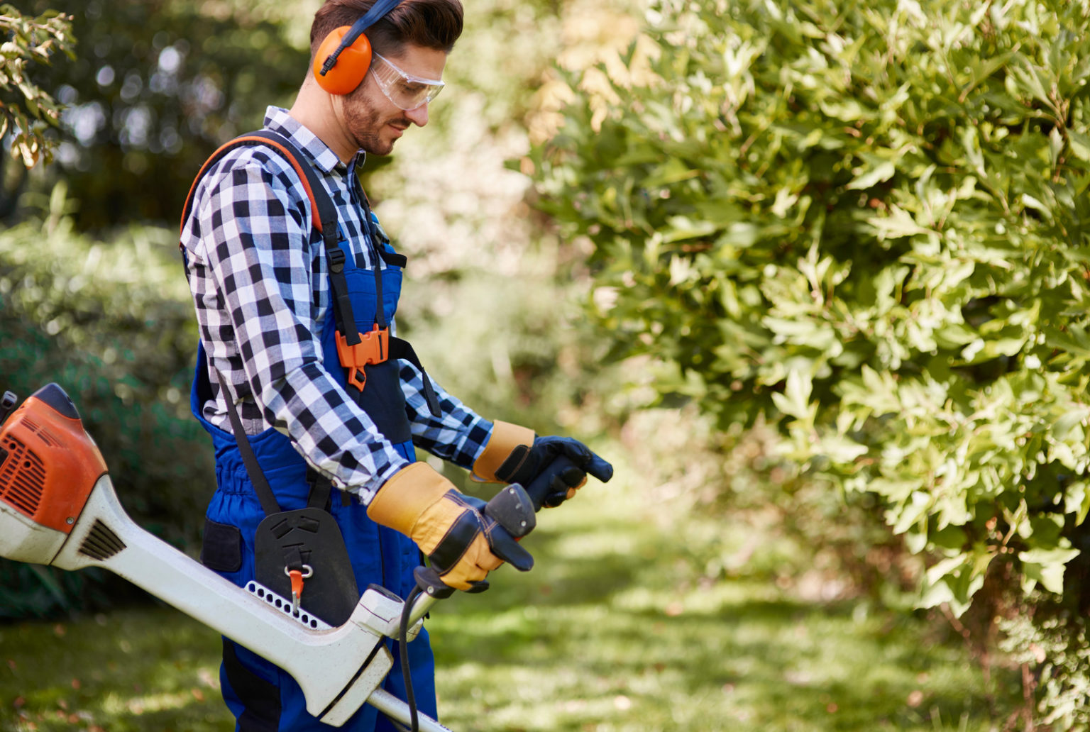 7 Best Headphones for Mowing the Lawn (2022 Buyer