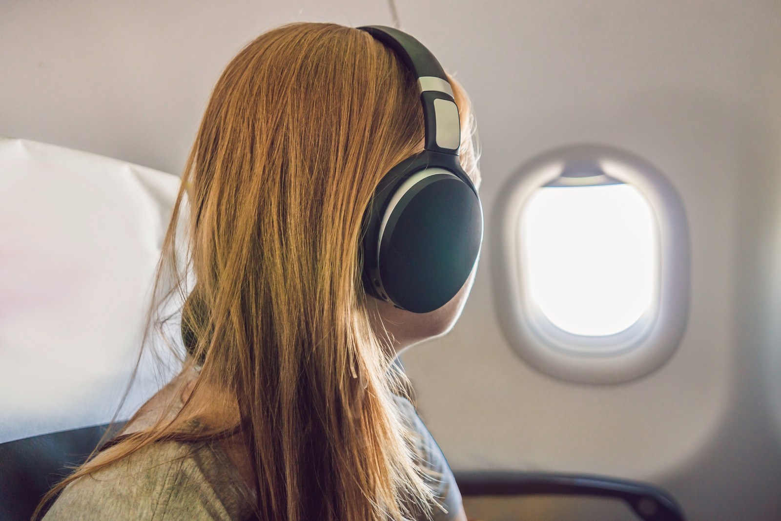 can-you-use-wireless-headphones-on-a-plane