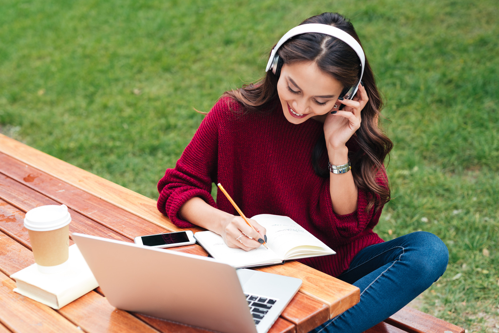 The 8 Best NoiseCancelling Headphones For Studying in 2024 SoundGearLab