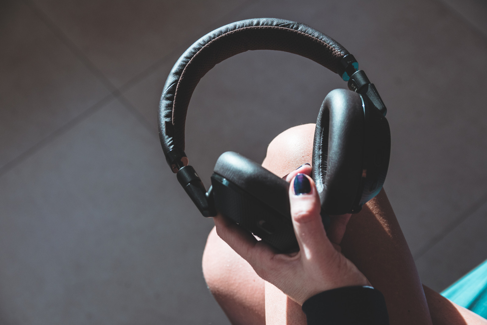 View of a woman hand holding a headphone